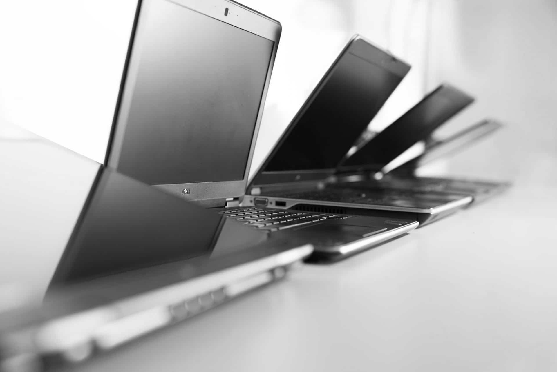 Sfeerafbeelding van meerdere laptops op een rij